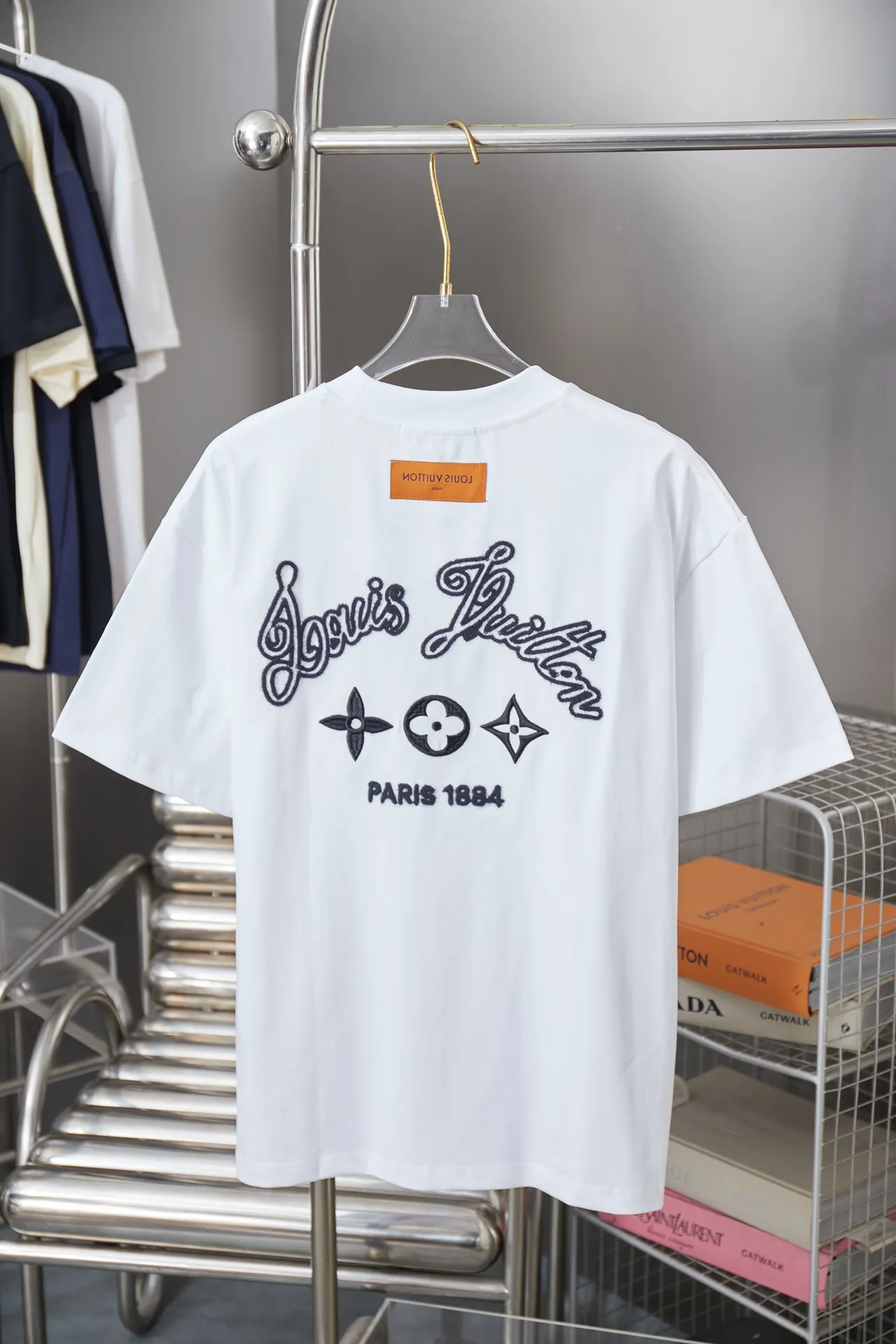 🅿️200 1V 25SS early spring new style short sleeves with embroidered letters, light luxury, a must-have item for daily commuting for men and women, correct version, welcome to compare, detailed features · 320g 100% pure cotton double yarn jersey fabric · Special thickened 32 pieces of double-strand 1X1 thread in the same vat custom dyeing · Imported Tajima machine rope embroidery➕ embroidered letter logo · Double needle stitching and cross-stitch technology · Original main mark, washable tag, brand moisture-proof paper packaging Color: black/white Size: S/M/L/XL